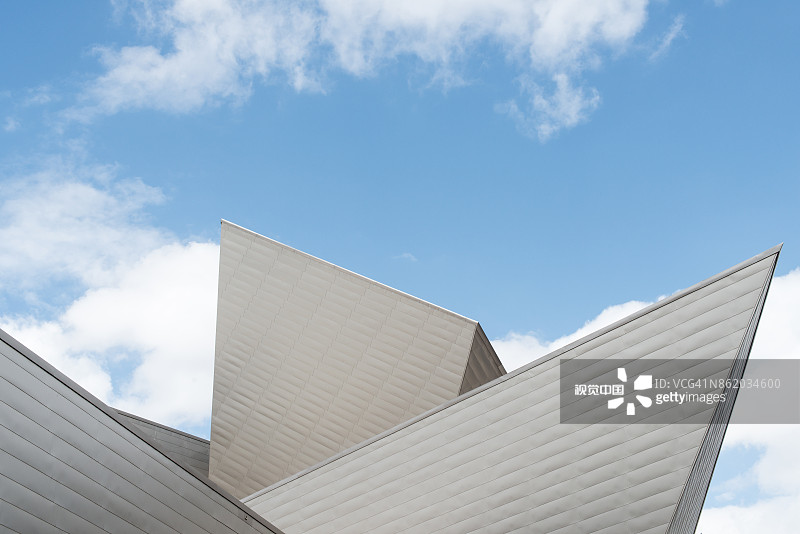 从街道拍摄的丹佛艺术博物馆屋顶结构图片素材
