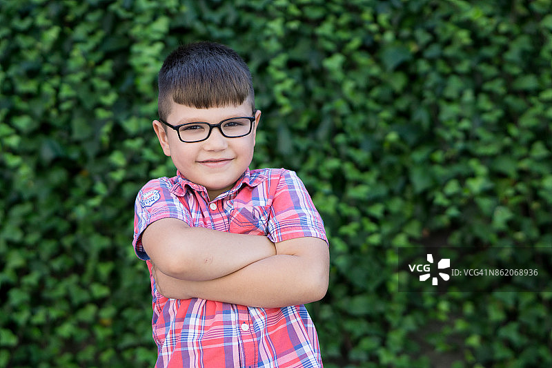 戴眼镜的快乐学童图片素材