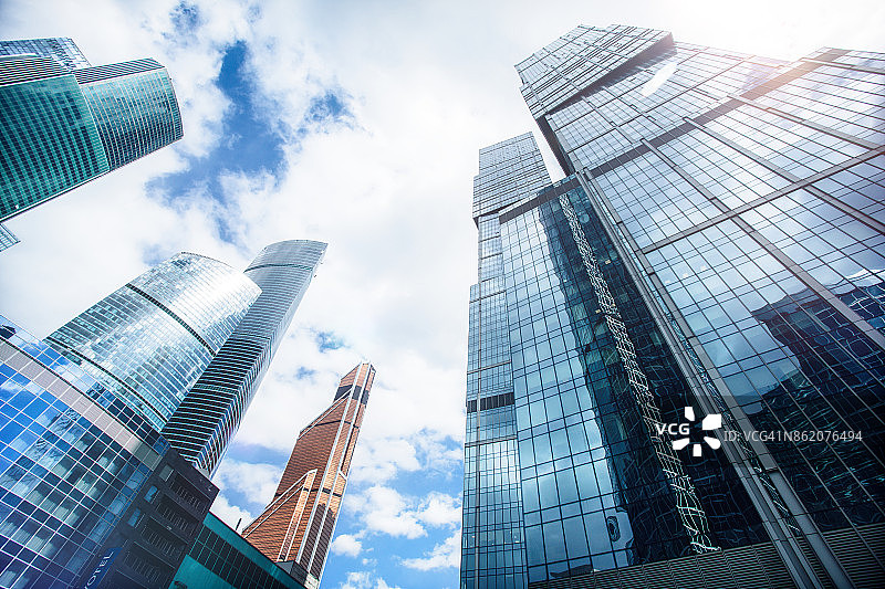 摩天大楼之上的晴朗蓝天图片素材