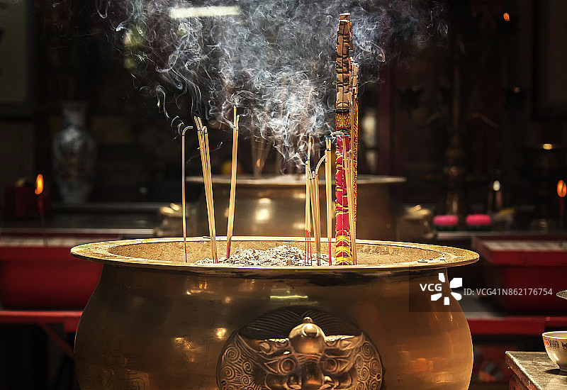 吉隆坡茨厂街仙四师爷庙的燃烧的香图片素材