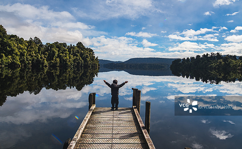 在马普里卡湖张开双臂的儿童图片素材