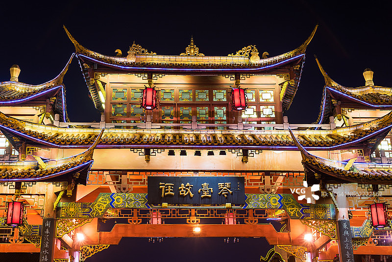 夜晚的秦台路中式传统大门特写图片素材