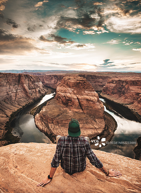 男人在美国马蹄湾休息图片素材