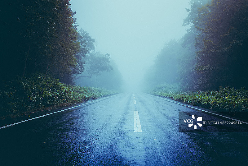 雾中的知床半岛图片素材