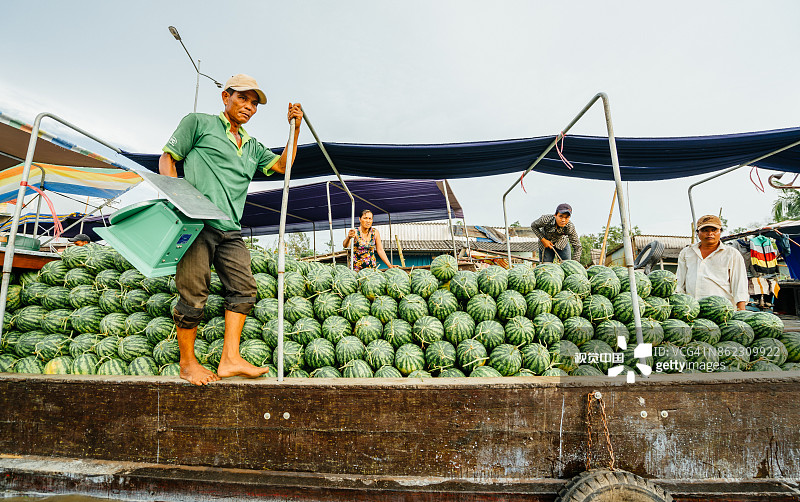 河上售卖西瓜的船只-茶荣省 Nga Nam 水上市场图片素材