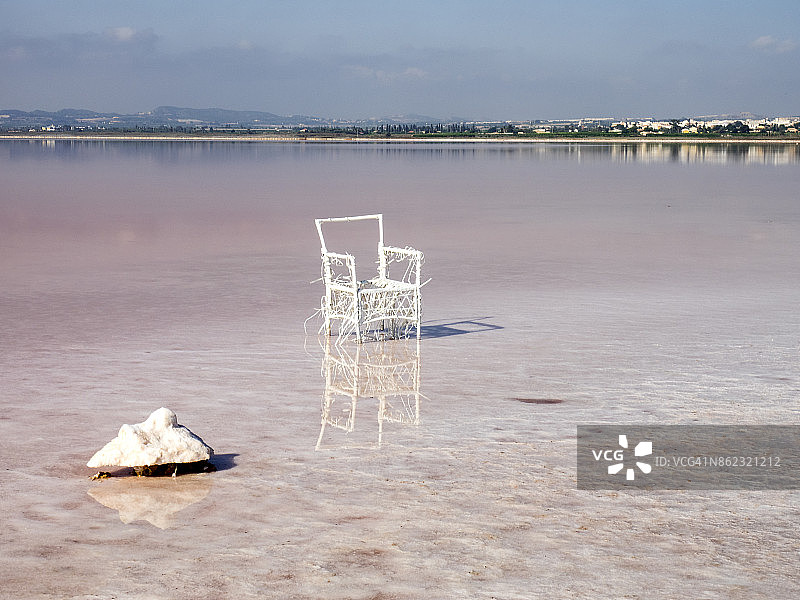 西班牙托雷维耶哈盐矿泻湖的蓝天图片素材