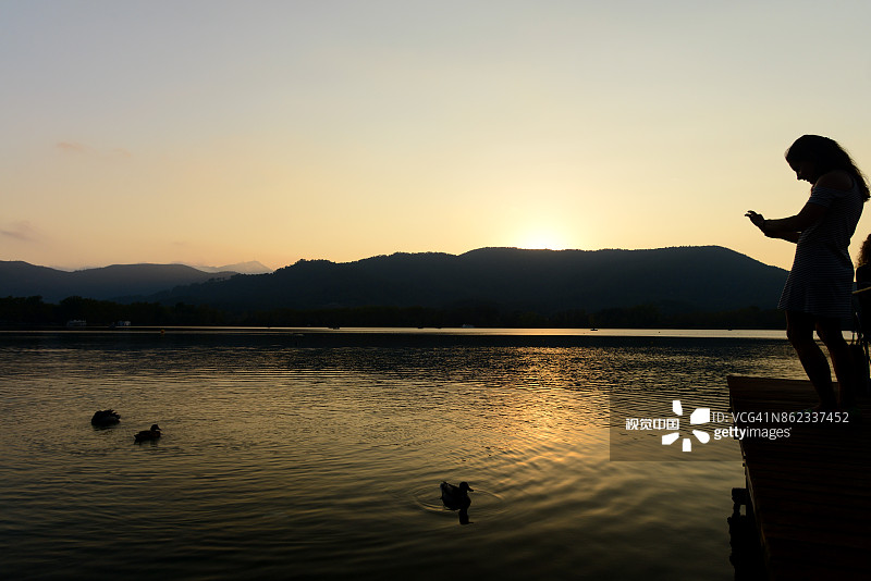 班约莱斯池塘日落图片素材