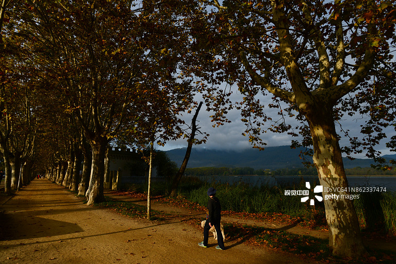 秋季巴尼奥莱斯池塘风光图片素材