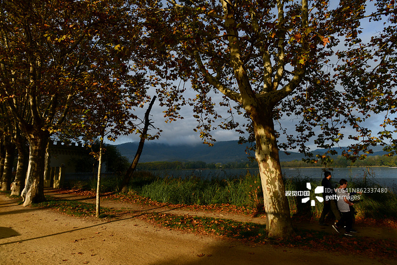 秋季巴尼奥莱斯池塘风光图片素材