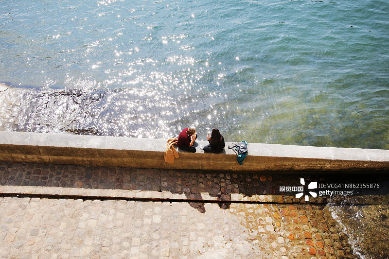 情侣在巴黎塞纳河畔享受美景图片素材
