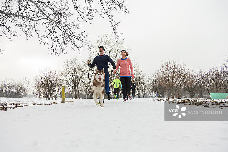 冬天和狗一起跑步图片素材