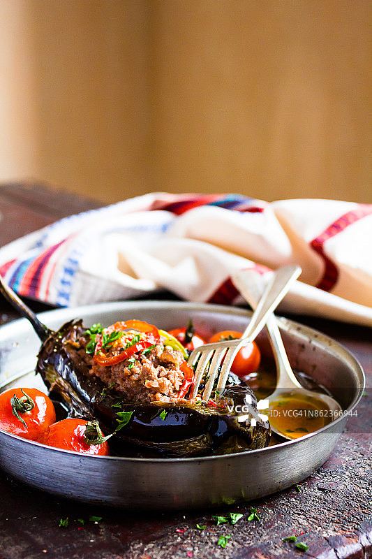 烤茄子酿猪牛肉末胡萝卜甜椒番茄图片素材