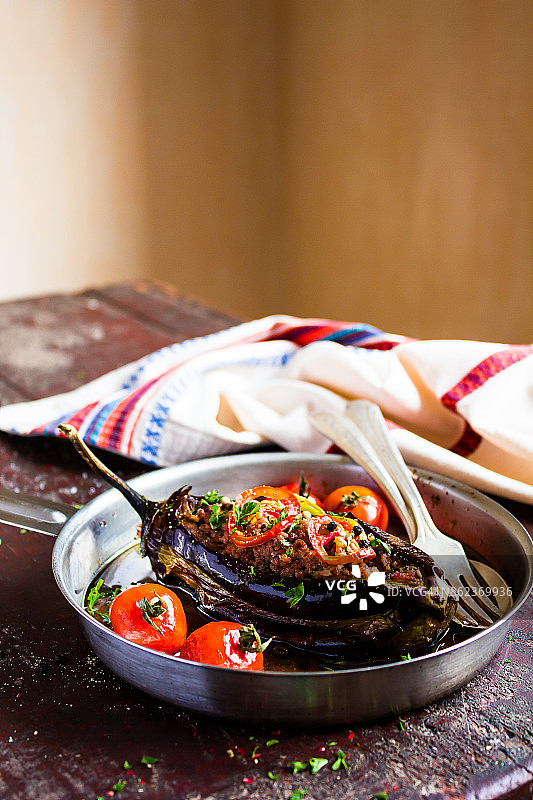 烤茄子酿猪牛肉末胡萝卜甜椒番茄图片素材