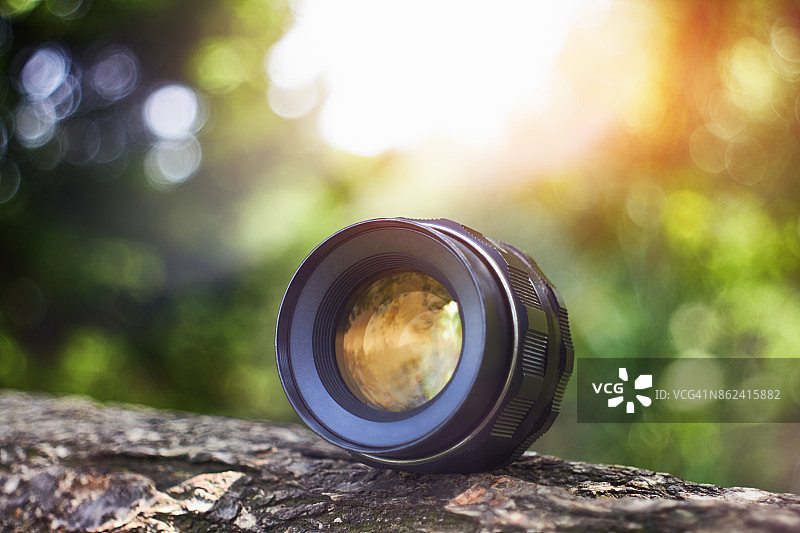 背景具有美丽散景的相机镜头图片素材