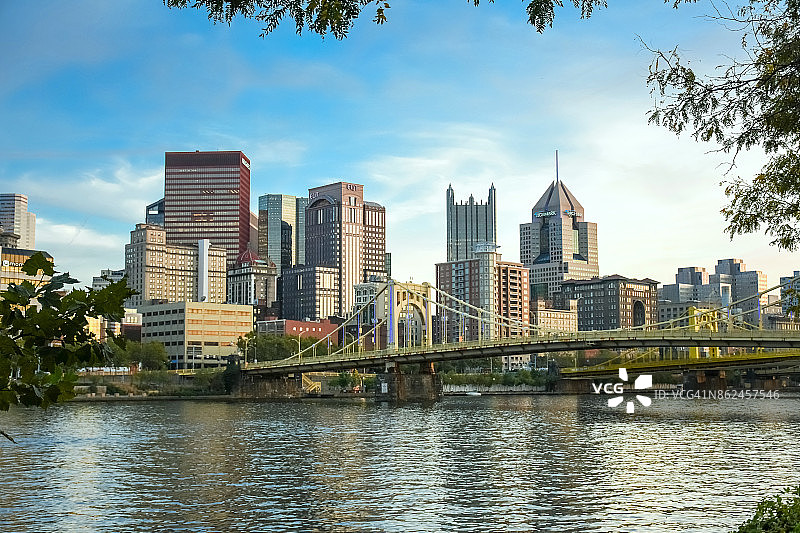 匹兹堡天际线特写，含瑞秋·卡逊桥图片素材