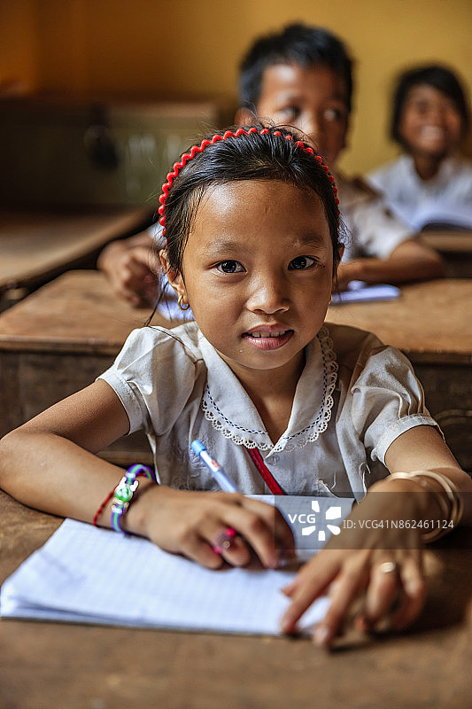 柬埔寨洞里萨湖的学童在上课图片素材