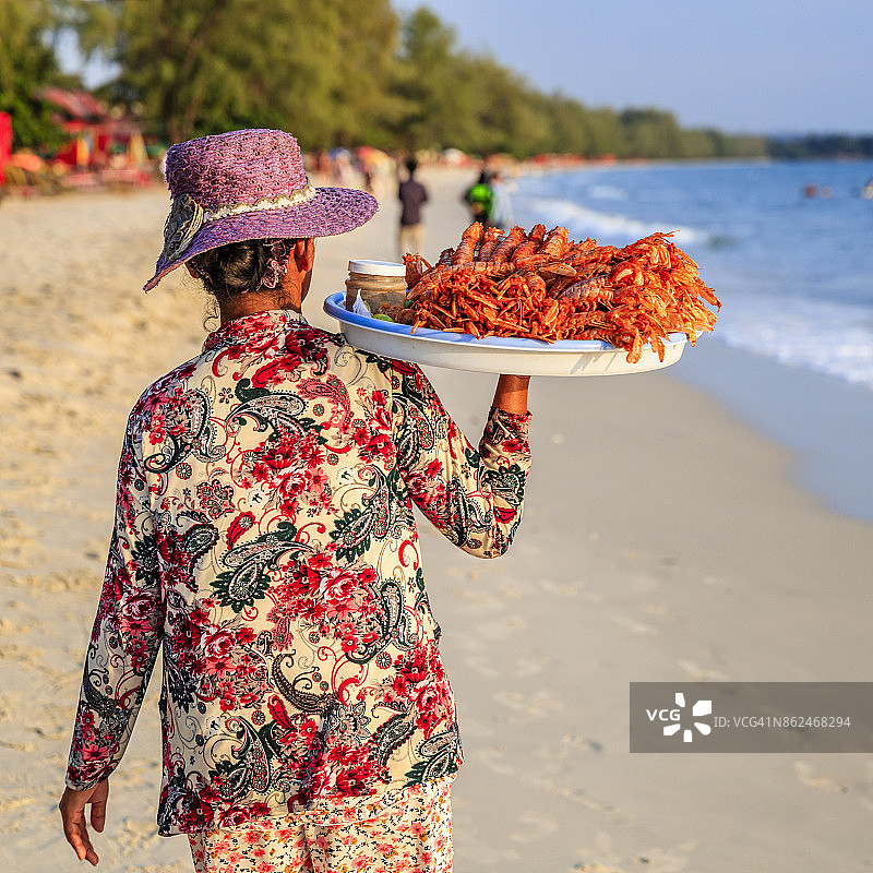 西哈努克城海滩上出售新鲜龙虾的柬埔寨妇女图片素材