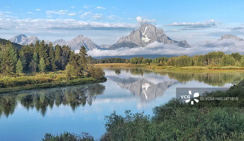 湖面如镜图片素材