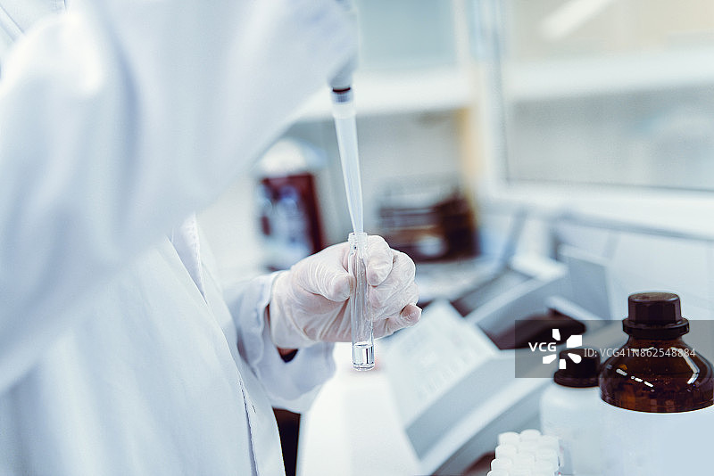 科技人员或科学家在实验室进行水质测试图片素材