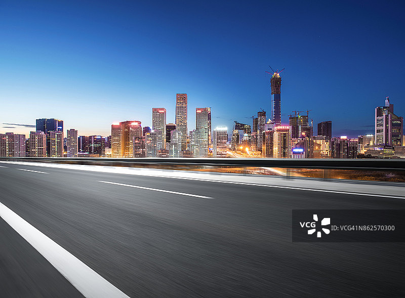 空旷的道路与北京城市天际线图片素材