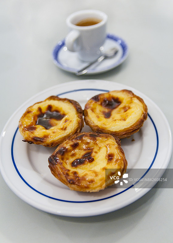 葡萄牙里斯本贝伦区新鲜出炉的葡式蛋挞图片素材