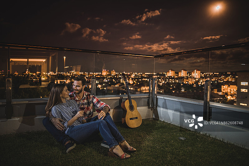 夜晚顶层露台上的浪漫瞬间图片素材