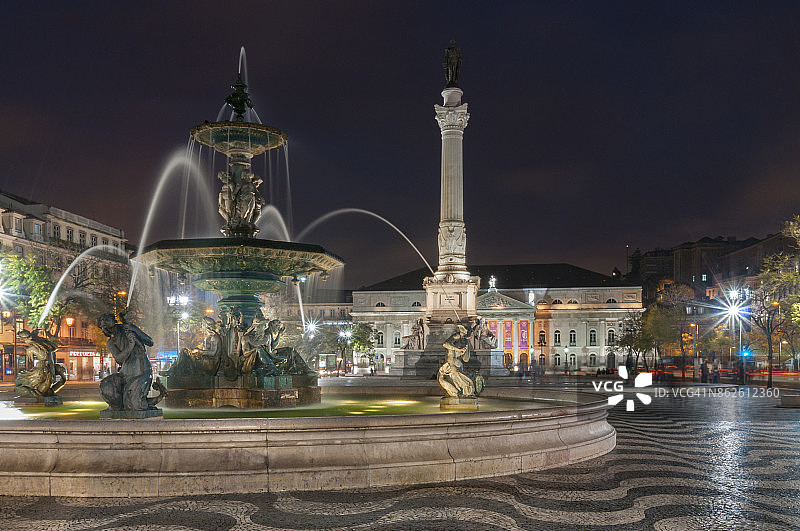 葡萄牙里斯本罗西奥广场夜景：青铜喷泉与佩德罗四世雕像图片素材