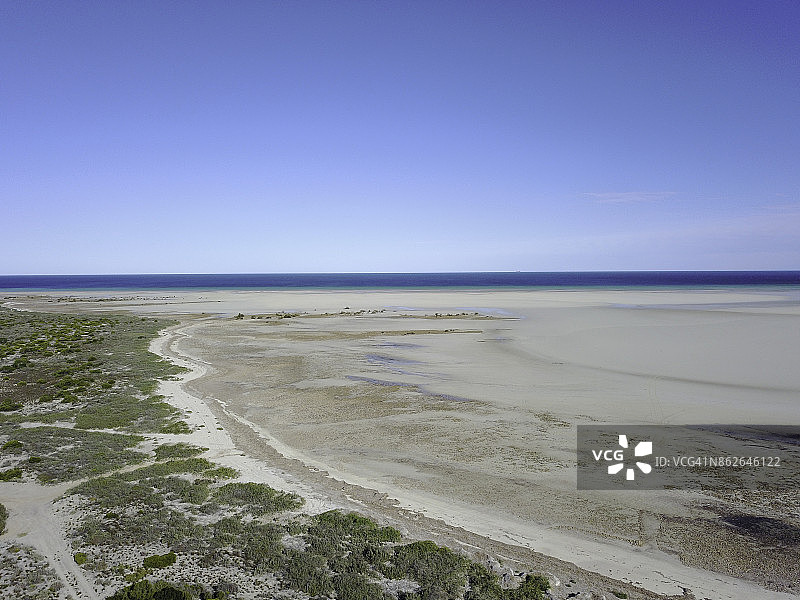 南澳大利亚怀阿拉以北福尔斯湾沿海盐滩的鸟瞰图图片素材