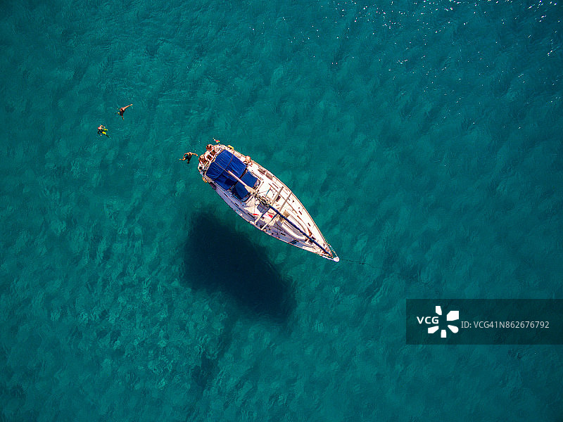 米洛斯岛海湾停泊的帆船图片素材
