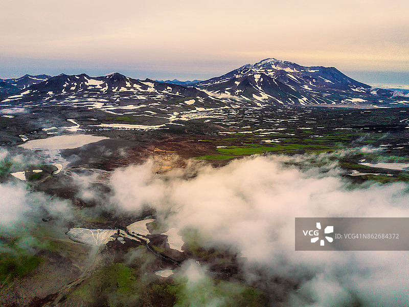 俄罗斯堪察加半岛穆特诺夫斯基火山鸟瞰图图片素材