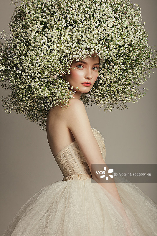 头戴花环的漂亮女孩肖像图片素材