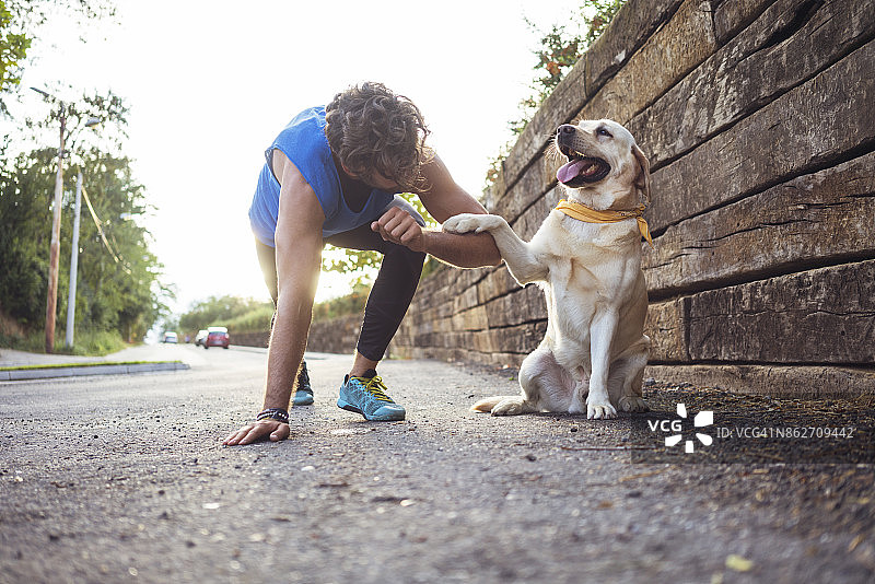 和最好的朋友一起慢跑图片素材