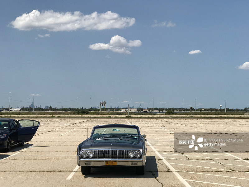 空旷停车场里的复古汽车（洛克威海滩）图片素材
