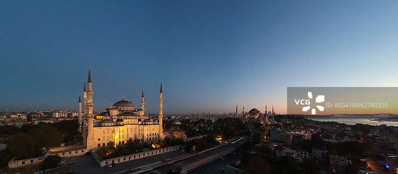 伊斯坦布尔苏丹艾哈迈德广场的蓝色清真寺（苏丹艾哈迈德清真寺）和圣索菲亚大教堂图片素材