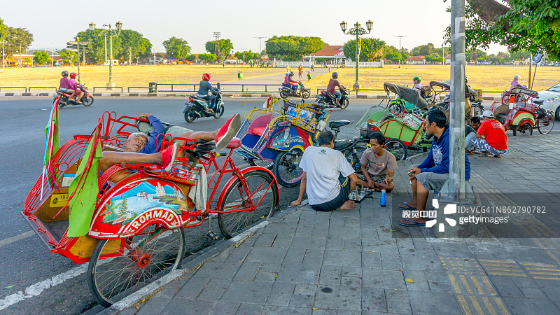 停在日惹马里奥波罗路旁的三轮车图片素材