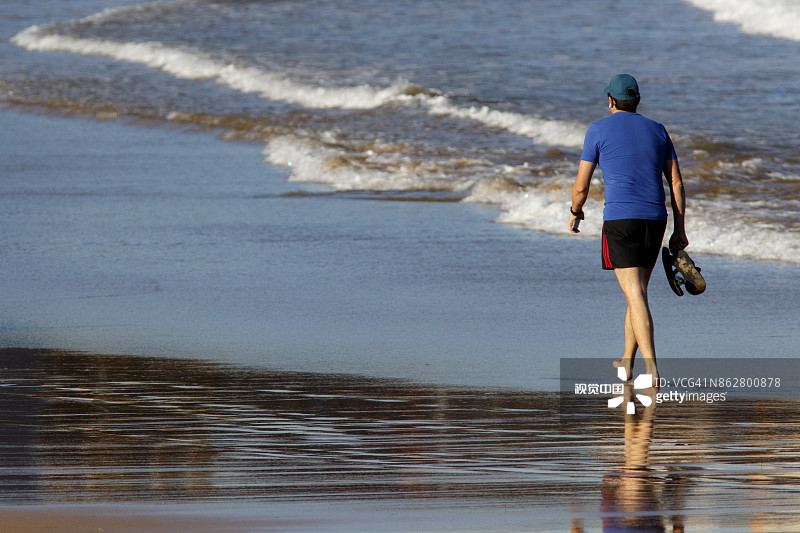 海滩上的男人图片素材