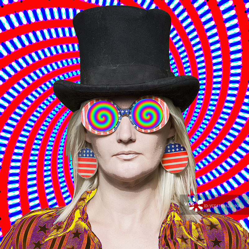 戴着 необычный 眼镜和高顶帽的女人图片素材