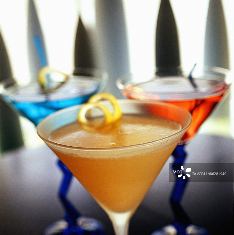 马提尼杯中的鸡尾酒饮品图片素材