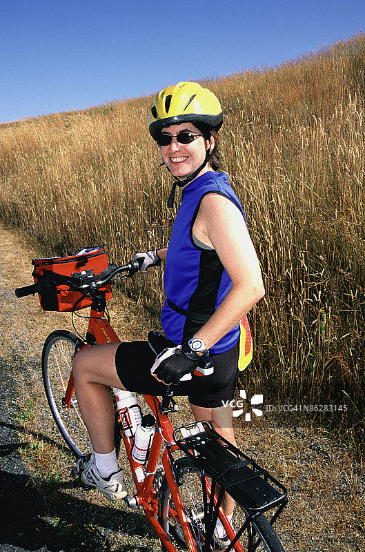 小径骑行者图片素材