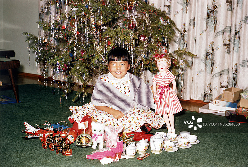 手拿圣诞礼物的女孩图片素材