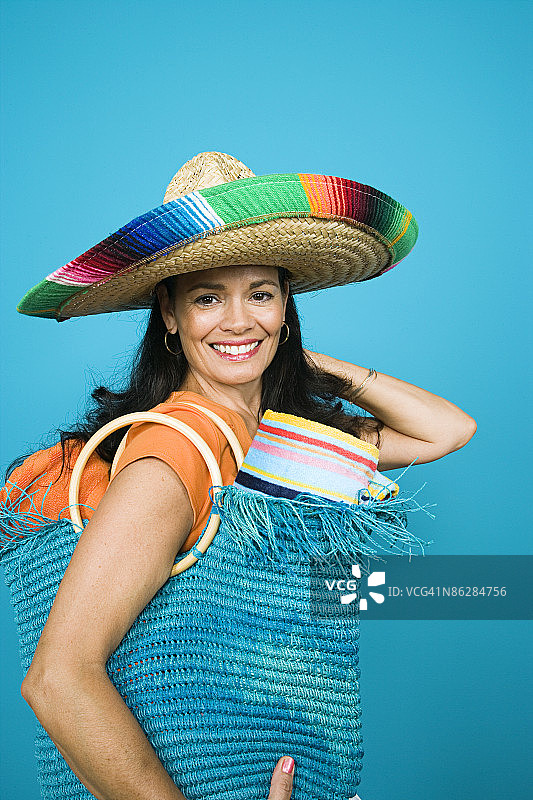 戴墨西哥帽的女人，手提包图片素材