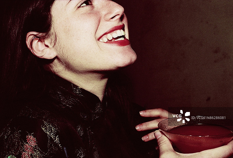 拿着鸡尾酒向上看的女人图片素材