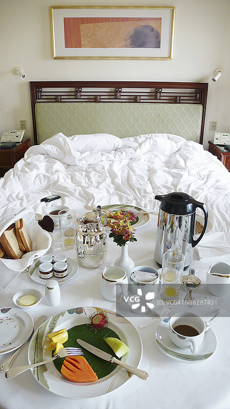 带床和客房服务桌的酒店房间图片素材