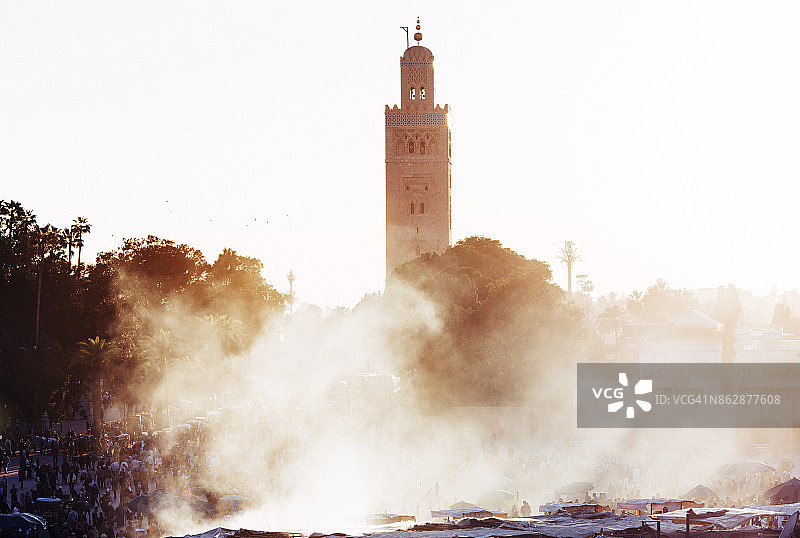 马拉喀什的德吉玛广场和库图比亚清真寺图片素材