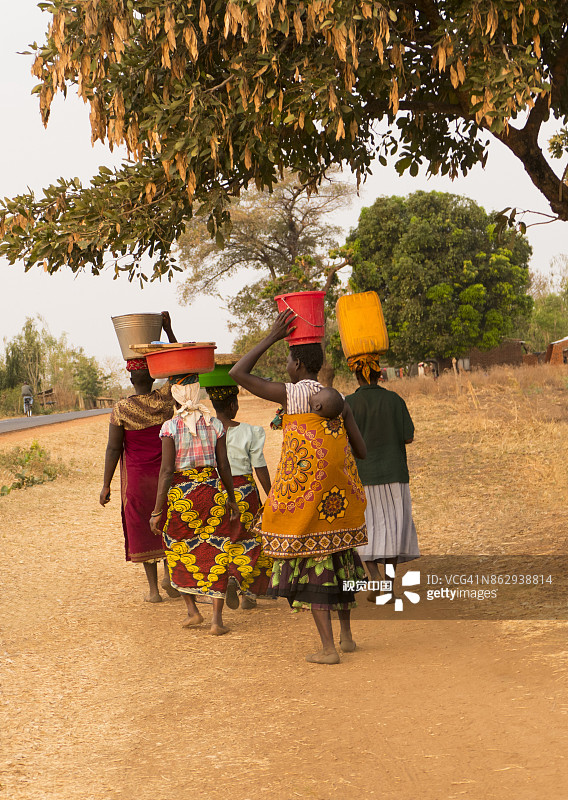 马拉维萨利马村庄的传统非洲妇女图片素材