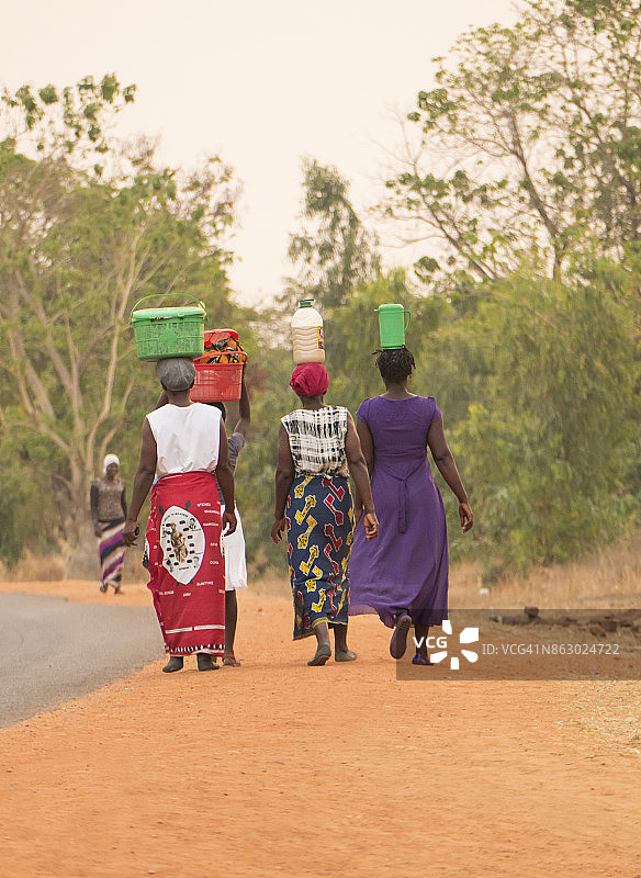 马拉维萨利马村，走在路上的非洲传统妇女图片素材