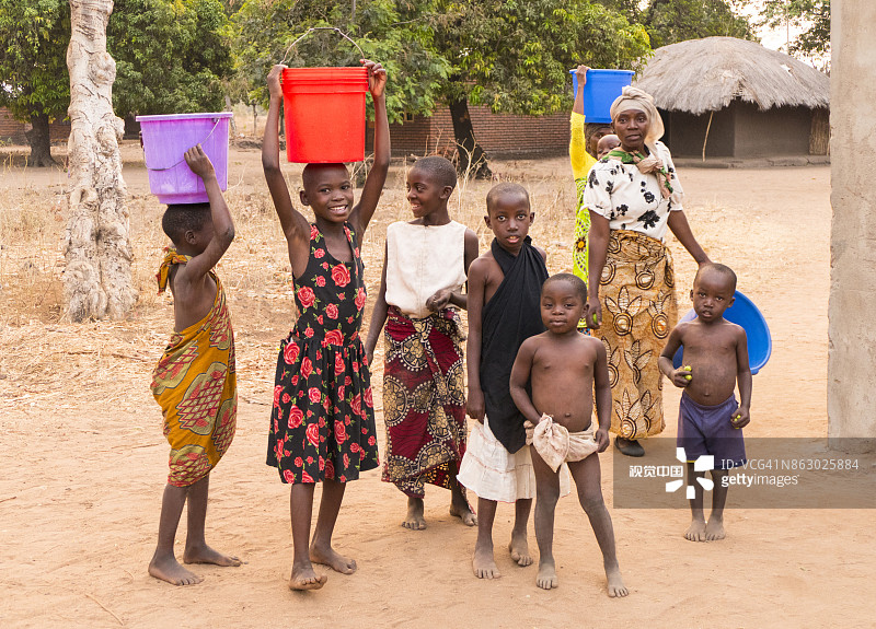 马拉维萨利马村的非洲儿童和妇女图片素材