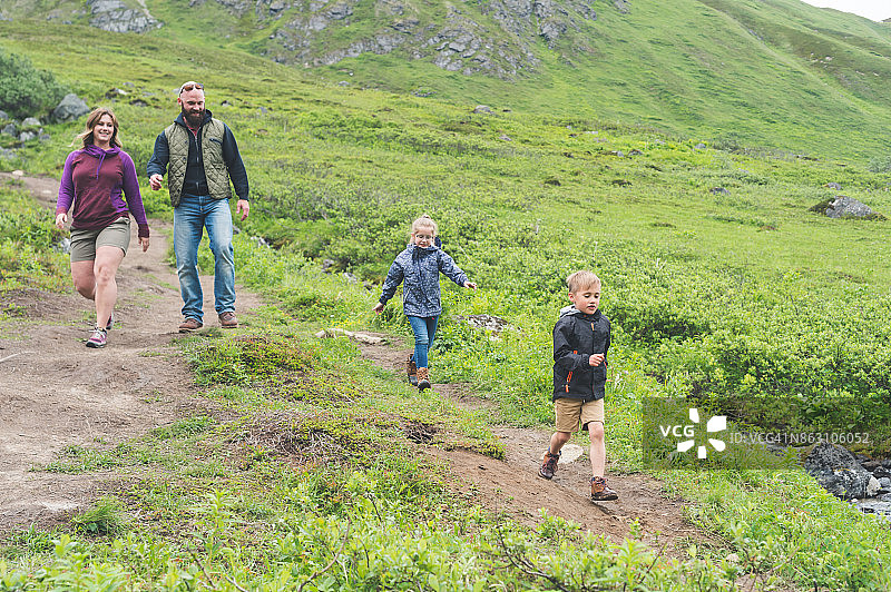 阿拉斯加山脉家庭徒步旅行图片素材