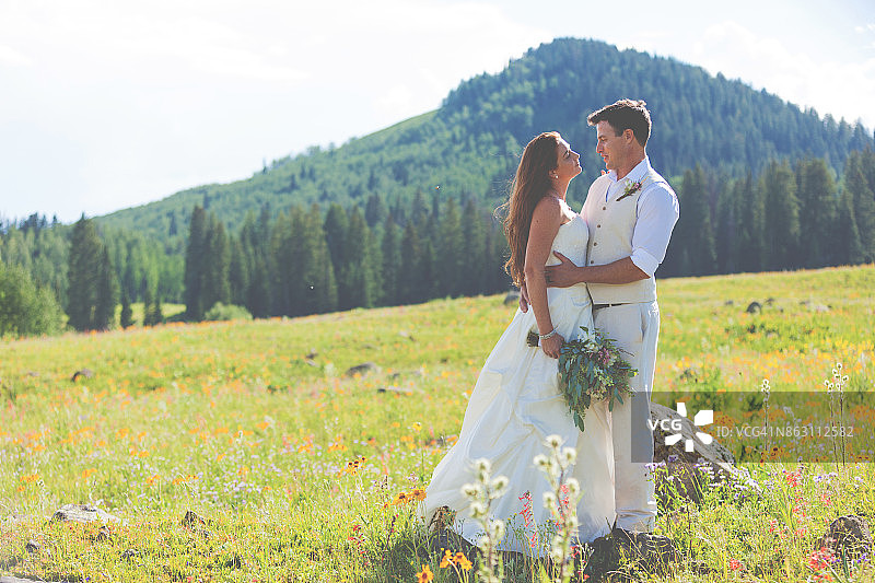 科罗拉多夏季婚礼系列红发新娘图片素材