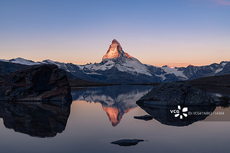施泰利湖中倒映的马特宏峰图片素材